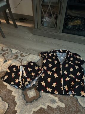 Women's Short Pajama Set in Black Gingerbread Print